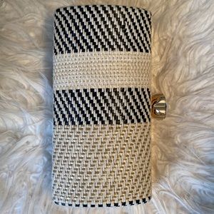 NWOT straw clutch